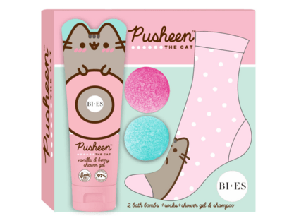 PUSHEEN AJÁNDÉKSZETT ajándékszett gyerekeknek - sampon/tusfürdő, 2x fürdőbomba, zokni